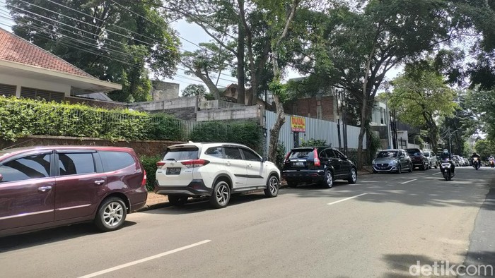 Mobil terparkir di baju jalan Tebet Eco Park (Dwi Rahmawati/detikcom)