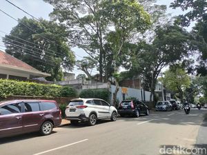 Hari Pertama Dibuka, Parkiran Tebet Eco Park Mengular ke Bahu Jalanan