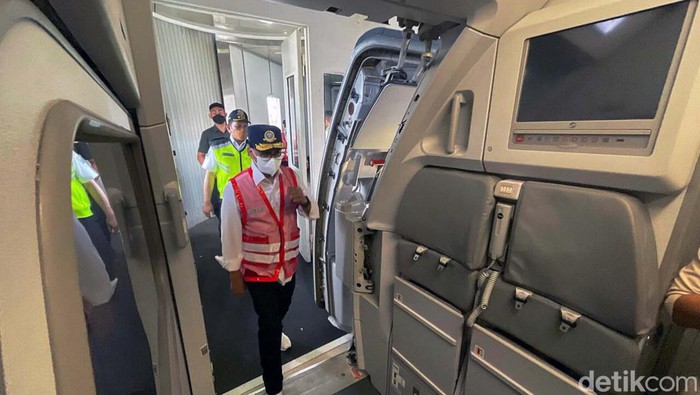 Momen Menhub Cek Kesiapan Pesawat di Bandara Soetta Menteri Perhubungan mengecek kondisi pesawat di Bandara Soekarno-Hatta, Tangerang. Hal ini untuk memastikan keselamatan para pemudik.