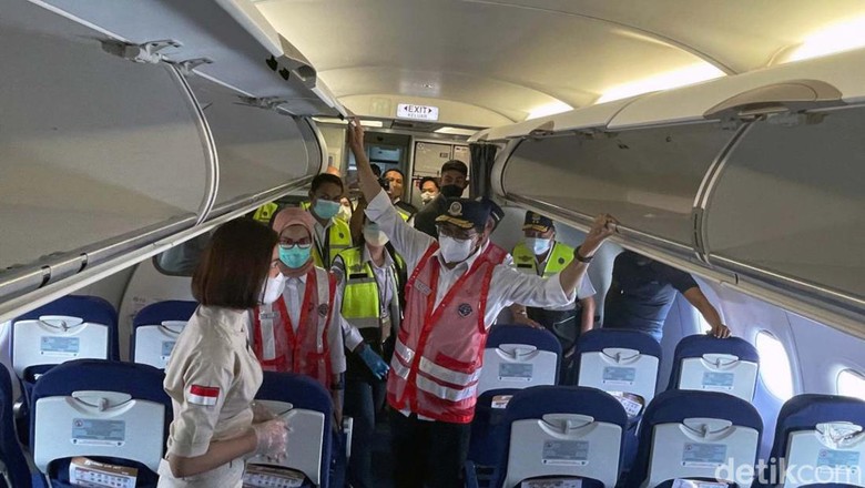 Menteri Perhubungan mengecek kondisi pesawat di Bandara Soekarno-Hatta, Tangerang. Hal ini untuk memastikan keselamatan para pemudik.