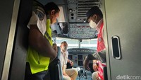 Budi Karya berbincang dengan pilot.