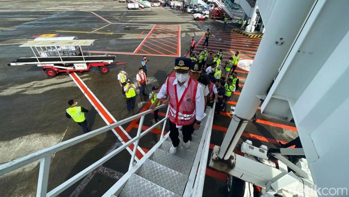 Momen Menhub Cek Kesiapan Pesawat di Bandara Soetta Menteri Perhubungan mengecek kondisi pesawat di Bandara Soekarno-Hatta, Tangerang. Hal ini untuk memastikan keselamatan para pemudik.
