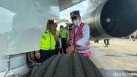 Menteri Perhubungan (Menhub) Budi Karya Sumadi mengecek kondisi pesawat di Bandara Soekarno-Hatta (Soetta) jelang puncak arus mudik pada hari Minggu (24/04/2022).