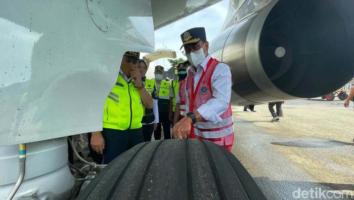 Momen Menhub Cek Kesiapan Pesawat di Bandara Soetta Menteri Perhubungan mengecek kondisi pesawat di Bandara Soekarno-Hatta, Tangerang. Hal ini untuk memastikan keselamatan para pemudik.