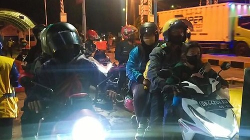 Para pemudik bermotor saat melalui pos pemeriksaan di Pelabuhan Gilimanuk, Jembrana, Bali.