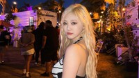 Bikin pangling netizen, Ningning santai tampil dengan crop top hitam-putih. (dok. Instagram @aespa_official)  