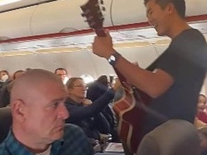 Politisi Muslim AS Kritik Pedas Video Viral Nyanyi Lagu Rohani di Pesawat