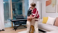 Onew terlihat nyaman dengan anak-anak di keluarga Kimbab Family. (dok. Instagram @dlstmxkakwldrl) 
