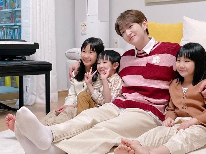 Onew SHINee dan Kimbab Family. Foto: dok. Instagram @dlstmxkakwldrl Onew SHINee dan Kimbab Family. Foto: dok. Instagram @dlstmxkakwldrl