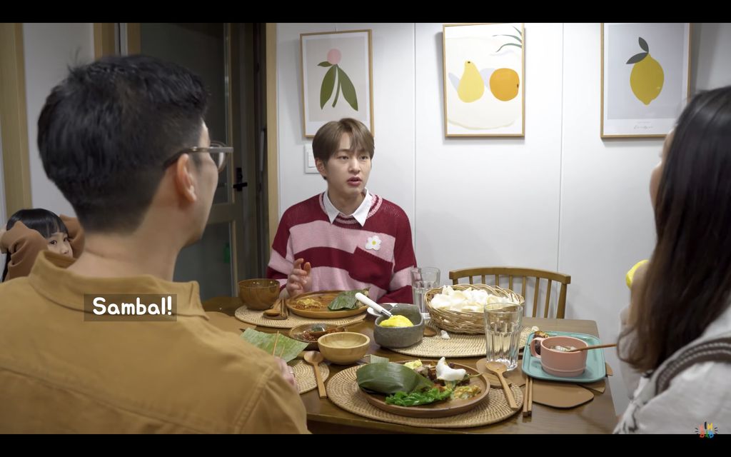 Onew SHINee mencoba masakan sunda