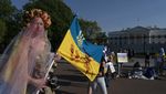 Pakai Gaun Pengantin, Wanita Ini Aksi Dukung Ukraina