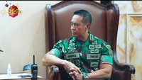 Jenderal Andika mengatakan TNI akan berpegang teguh pada peraturan perundangan. Kemudian, Jenderal Andika bertanya terkait pengaruh keputusan muktamar terhadap izin praktek dr Terawan di RSPAD. Tinggal nanti kami, apa yang harus kami lakukan misalkan keputusan apapun (dari) IDI. Apa yang berpengaruh terhadap izin praktek dokter Terawan di RSPAD kalau keanggotaan beliau tidak lagi aktif tetapi sebagai dokter yang juga praktek di rumah sakit kami, itu juga kita akan ikut aturan, kata Jenderal Andika (Foto: Screenshot Youtube Jenderal Andika Perkasa)