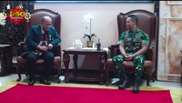 Ketum PB IDI dr Adib Khumaidi memperkenalkan pengurus baru. Memperkenalkan pengurus yang baru, sementara SK masih sementara karena nanti kita rencana pelantikan mudah-mudahan di bulan puasa minggu ke-2 atau ke-3 kita bisa melakukan pelantikan selanjutnya rapat kerja, jelas Adib / Foto: Screenshot Youtube Jenderal Andika Perkasa