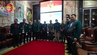 Pertemuan itu diakhiri foto bareng Jenderal Andika dengan PB IDI. Pertemuan tersebut juga dihadiri sejumlah pengurus IDI, di antaranya Ketua Purna PB IDI, Prof. Dr. I O. Marsis, SpOG (K); Ketua Terpilih PB IDI, Slamet Budiarto, SH, MH.Kes; dan Ketua Majelis PB IDI. / Foto: Screenshot Youtube Jenderal Andika Perkasa