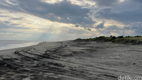Bolong-bolong besar itu adalah bekas tambang besi dari pasir hitamnya. Inilah Pantai Cidaun yang kami kunjungi di etape pertama mudik anti mainstream melalui jalur pantai selatan Jawa.