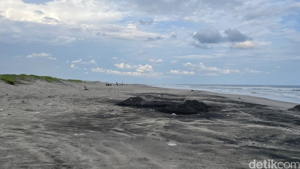 Membahas tentang bolong-bolong besar di Pantai Cidaun, kata beberapa warga sekitar, itu diakibatkan oleh aktivitas tambang dari perusahaan luar negeri. Karena skala penambangan yang begitu masif itulah penyebab terbentuknya kolam-kolam atau danau kecil di Pantai Cidaun. Namun, setelah ada protes keras dari warga lokal, perusahaan tambang itu pun pergi. Membahas tentang bolong-bolong besar di Pantai Cidaun, kata beberapa warga sekitar, itu diakibatkan oleh aktivitas tambang dari perusahaan luar negeri. Karena skala penambangan yang begitu masif itulah penyebab terbentuknya kolam-kolam atau danau kecil di Pantai Cidaun. Namun, setelah ada protes keras dari warga lokal, perusahaan tambang itu pun pergi.