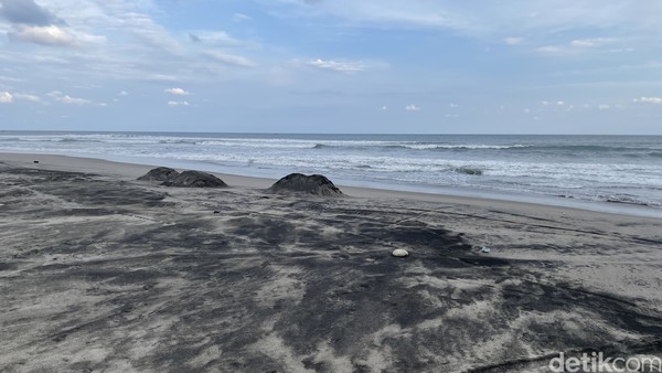Beberapa tahun lalu warga protes keras karena ada tambang pasir dari perusahaan luar negeri itu. Sumber air jadi hilang karenanya, untungnya pemerintah mendengar protes itu, tapi hasil pertambangan itu Pantai Cidaun jadi bolong-bolong Beberapa tahun lalu warga protes keras karena ada tambang pasir dari perusahaan luar negeri itu. Sumber air jadi hilang karenanya, untungnya pemerintah mendengar protes itu, tapi hasil pertambangan itu Pantai Cidaun jadi bolong-bolong