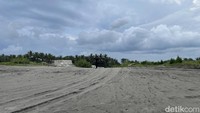 Meski Pantai Cidaun bolong-bolong, kini sudah ada upaya konservasi dengan penanaman pohon cemara. Pemerintah juga akan membangun fasilitas berupa jalan beton di lokasi itu.