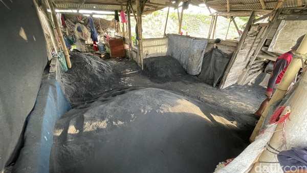 Yang tersisa di lokasi kini hanya mesin-mesin pengolah dan penyedot pasir hitamnya saja. Warga yang menambang pasir hitam dengan cara tradisional masih ada di Pantai Cidaun. Yang tersisa di lokasi kini hanya mesin-mesin pengolah dan penyedot pasir hitamnya saja. Warga yang menambang pasir hitam dengan cara tradisional masih ada di Pantai Cidaun.