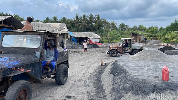 Di Pantai Cidaun, Hanya ada bedeng-bedeng tambang kecil milik warga dan jalan masuk yang seadanya. Meski demikian, pemandangan di Pantai Cidaun cukup menarik. Kesan sepi nan menenangkan kami temukan kala berkunjung di akhir pekan, Sabtu (23/4/2022) Di Pantai Cidaun, Hanya ada bedeng-bedeng tambang kecil milik warga dan jalan masuk yang seadanya. Meski demikian, pemandangan di Pantai Cidaun cukup menarik. Kesan sepi nan menenangkan kami temukan kala berkunjung di akhir pekan, Sabtu (23/4/2022)