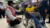 Budi Karya tampak menyapa penumpang yang akan mudik pulang kampung halaman.
