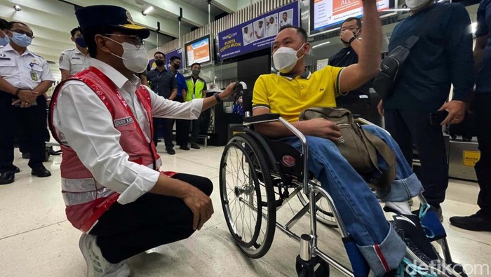 Menteri Perhubungan Budi Karya Sumadi meninjau suasana mudik di Terminal 1 Bandara Soetta, Tangerang, Provinsi Banten. Menhub tampak menyapa para pemudik.