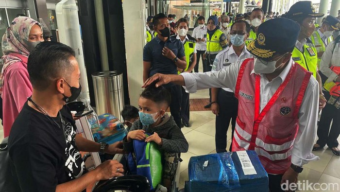 Menteri Perhubungan Budi Karya Sumadi meninjau suasana mudik di Terminal 1 Bandara Soetta, Tangerang, Provinsi Banten. Menhub tampak menyapa para pemudik.