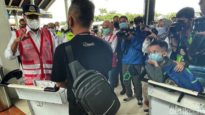 Pantau Bandara Soetta, Menhub Budi Karya Sapa Pemudik Menteri Perhubungan Budi Karya Sumadi meninjau suasana mudik di Terminal 1 Bandara Soetta, Tangerang, Provinsi Banten. Menhub tampak menyapa para pemudik.