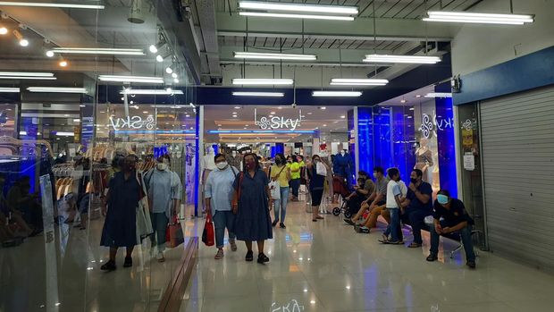 Pasar Atom Mulai Diserbu Warga Belanja Baju dan Kue Lebaran
