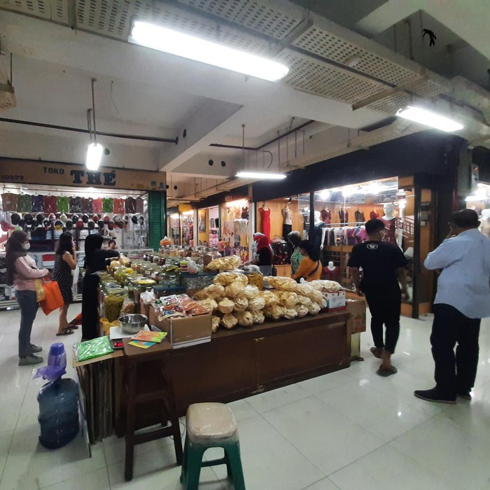 Pasar Atom Mulai Diserbu Warga Belanja Baju dan Kue Lebaran