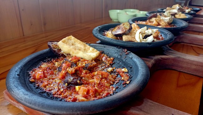 Pedas Mantap! 5 Tempat Makan Sambal Bakar Ini Lagi Viral