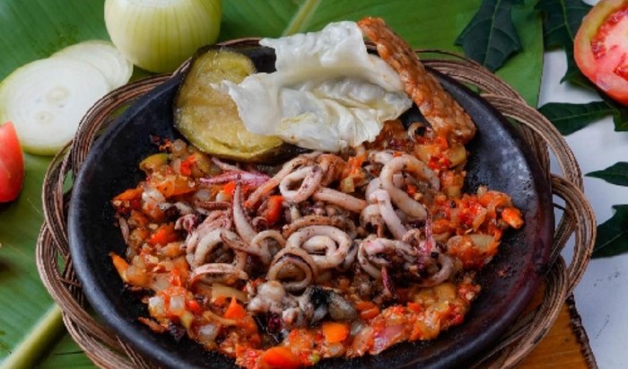 Pedas Mantap! 5 Tempat Makan Sambal Bakar Ini Lagi Viral