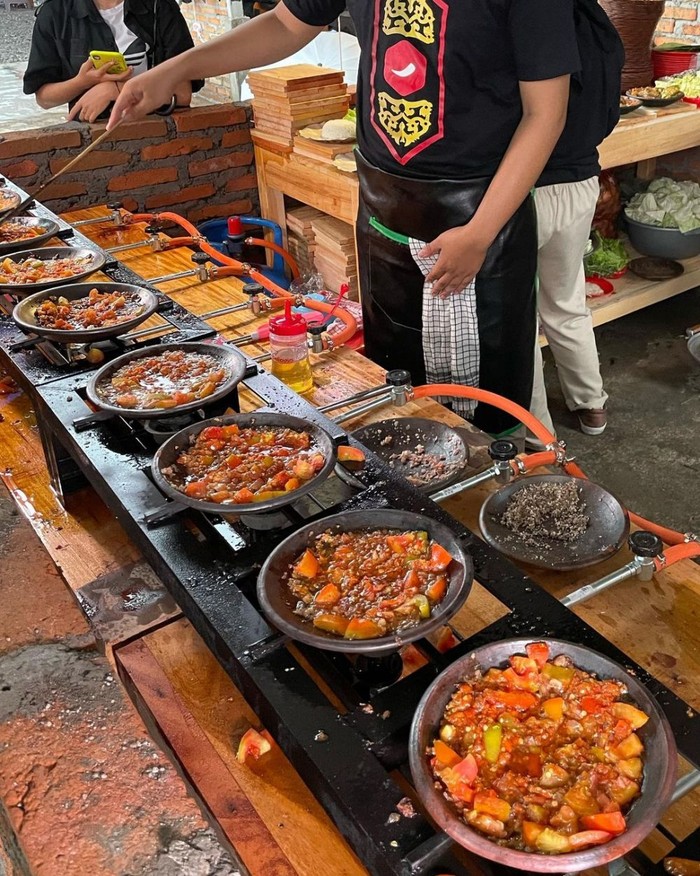 Pedas Mantap! 5 Tempat Makan Sambal Bakar Ini Lagi Viral