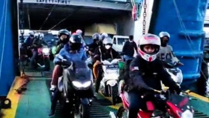 pelabuhan ketapang mulai tampak pemudik dari bali