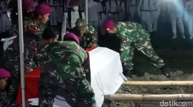 Pemakaman Pratu Dwi Miftahul Ahyar di TPU Babat secara militer.
