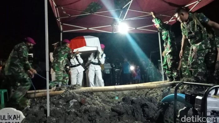 Pemakaman Pratu Dwi Miftahul Ahyar di TPU Babat secara militer.