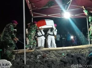 Almarhum Pratu Dwi Miftahul Ditembak KKB Dimakamkan di TPU Babat Lamongan