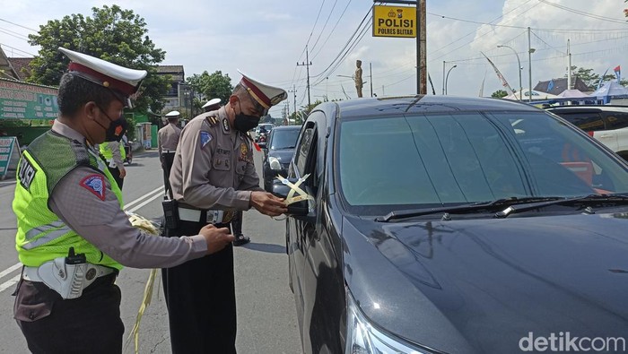 Pemasangan janur kuning untuk pengendara yang melanggaran lau lintas di Blitar.