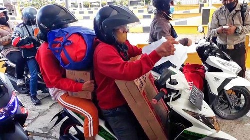 Pemudik bermotor di Pelabuhan Gilimanuk, Jembrana, Bali.