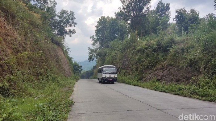 Pemudik harus waspada saat melintasi Jalan Lingkar Kota Wonogiri yang rawan longsor, Minggu (24/2/2022).