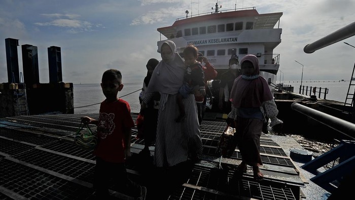 Pemudik Mulai Tiba di Pelabuhan Roro Jambi Pemudik berada di kapal laut KMP Sembilang asal Batam, Kepulauan Riau saat tiba di Pelabuhan Kapal Roro (roll on roll off) Kuala Tungkal, Tanjungjabung Barat, Jambi, Minggu (24/4/2022). Pelabuhan Roro yang melayani angkutan penumpang rute Batam-Jambi sebanyak enam kali dalam seminggu tersebut mulai dipadati sejumlah pemudik asal Kepulauan Riau. ANTARA FOTO/Wahdi Septiawan/YU