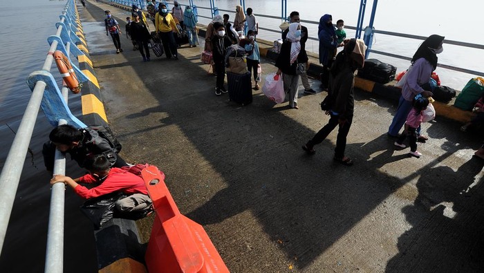 Pemudik Mulai Tiba di Pelabuhan Roro Jambi Pemudik berada di kapal laut KMP Sembilang asal Batam, Kepulauan Riau saat tiba di Pelabuhan Kapal Roro (roll on roll off) Kuala Tungkal, Tanjungjabung Barat, Jambi, Minggu (24/4/2022). Pelabuhan Roro yang melayani angkutan penumpang rute Batam-Jambi sebanyak enam kali dalam seminggu tersebut mulai dipadati sejumlah pemudik asal Kepulauan Riau. ANTARA FOTO/Wahdi Septiawan/YU