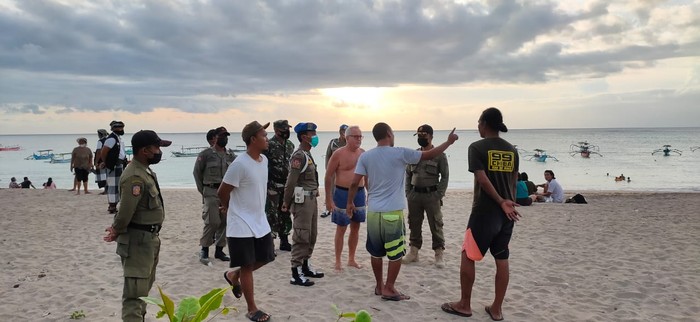 Sebanyak 50 orang gelandangan dan pengemis (gepeng) dengan modus sebagai penjual tisu di Pantai Kuta, Kecamatan Kuta, Kabupaten Badung diamankan petugas.