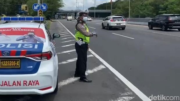 Petugas PJR Jatim II sat melakukan pengaturan di dekat exit Tol Sidoarjo/Krian.