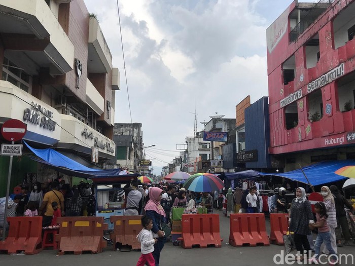 PKL di Kota Sukabumi kembali berjualan di jalan.