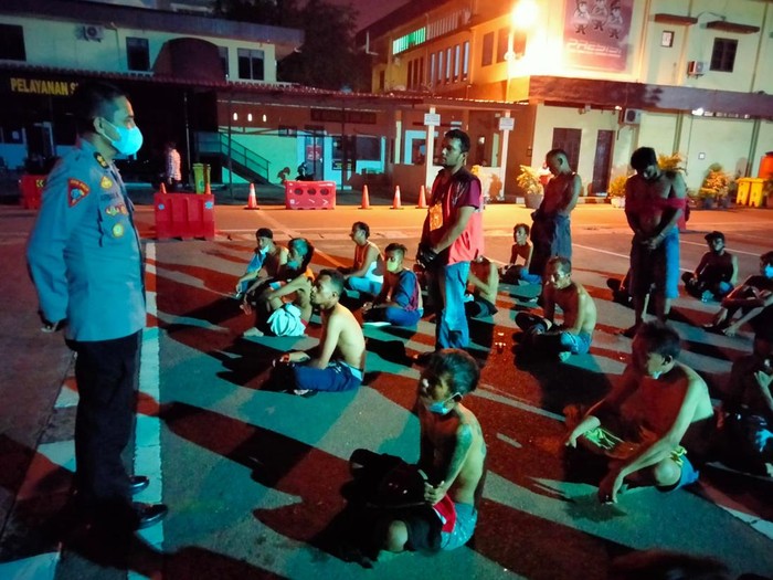Polisi mengamankan preman di Medan