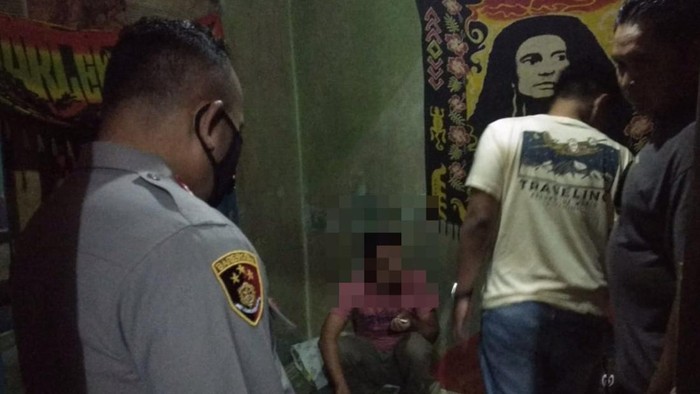 Polisi saat menggerebek pesta miras.