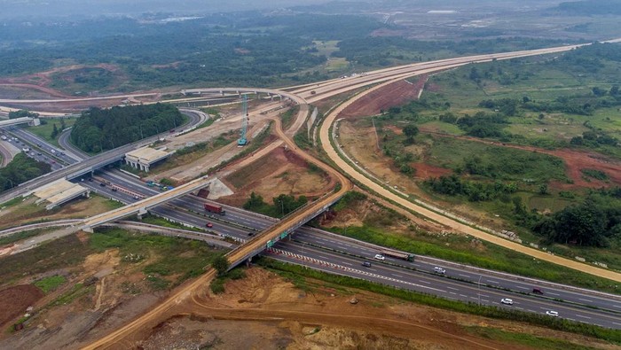 Foto udara proyek pembangunan Jalan Tol Jakarta - Cikampek II Selatan Seksi 3 di Purwakarta, Jawa Barat, Minggu (24/4/2022). PT Jasa Marga akan membuka Jalan Tol Jakarta-Cikampek atau Japek II Selatan secara situasional sebagai salah satu alternatif rekayasa lalu lintas untuk memecah kepadatan kendaraan pada arus balik Lebaran 2022. ANTARA FOTO/M Ibnu Chazar/foc.