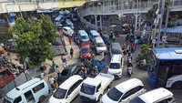 Lalu lintas di sekitar Pasar Tanah Abang terpantau padat. Seperti misalnya di Jl Jatibaru Raya menuju Jl Kebon Jati tampak kendaraan mengular sekitar 100 meter. (Tiara Aliya/detikcom)
