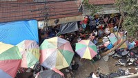 Selain itu, pedagang kaki lima (PKL) menjamur di sepanjang trotoar menambah kepadatan di jalanan sekitar Tanah Abang. (Tiara Aliya/detikcom)